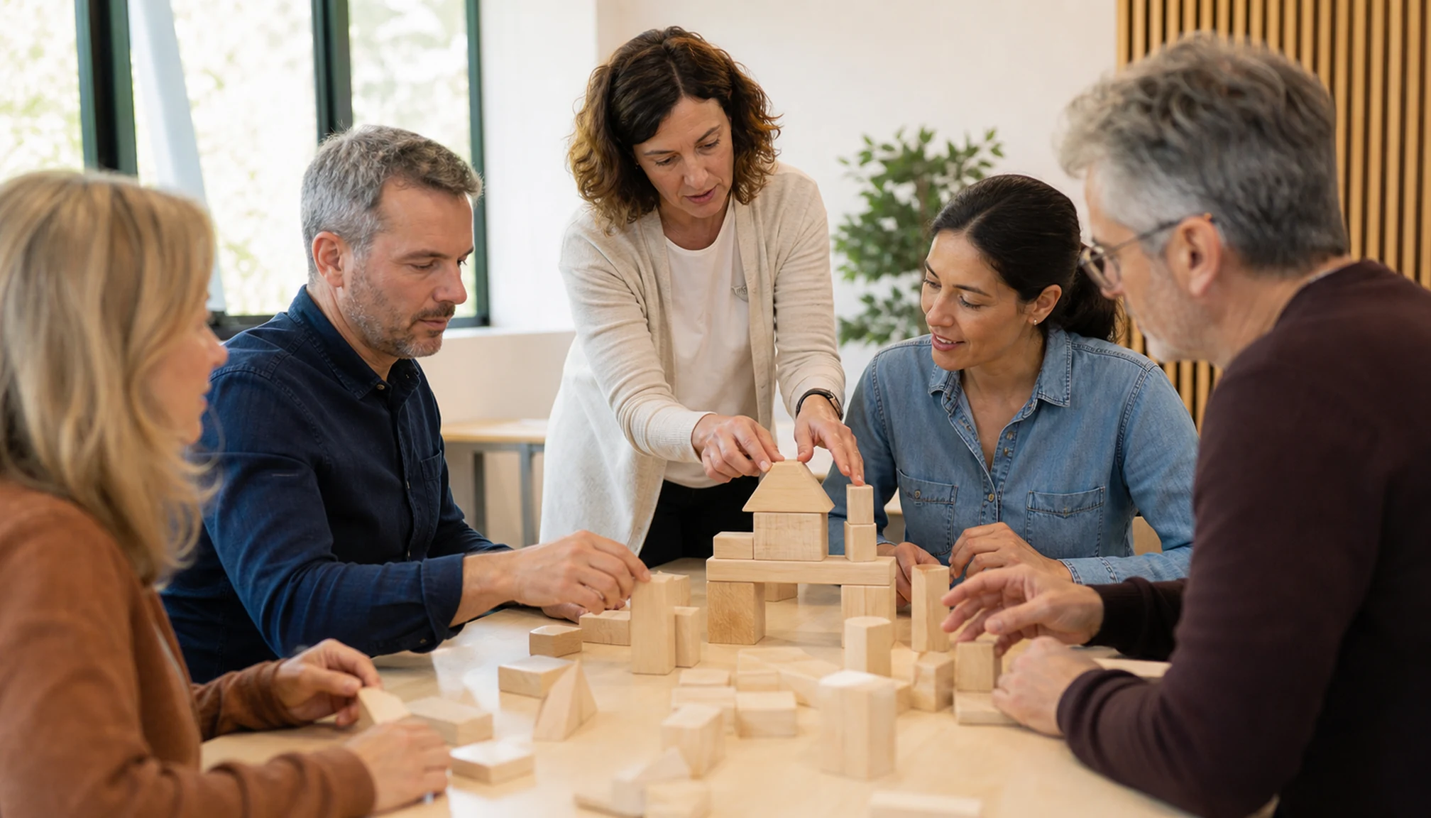 Des adultes participent à un atelier de formation collaboratif